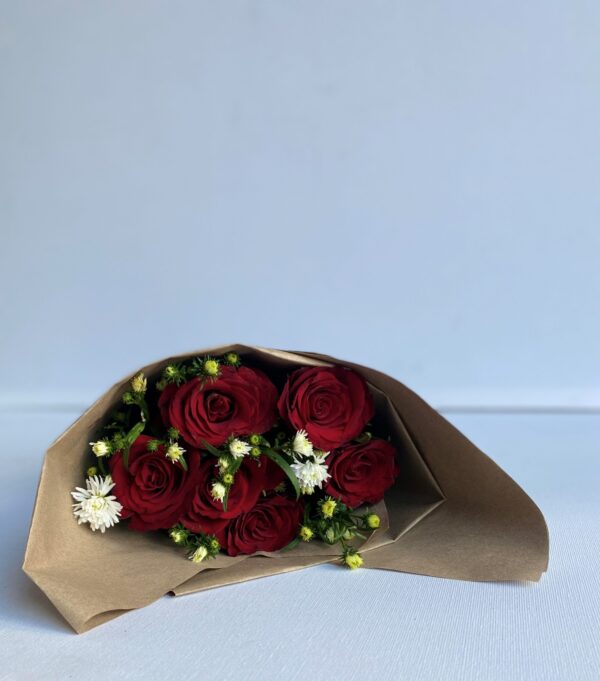 Red Roses – 6 Red roses in a bunch – Gerties Florist & Events