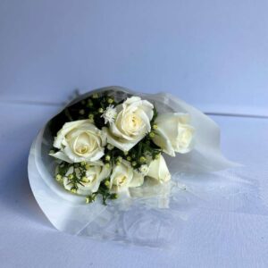 White Roses - 6 White roses in a bunch